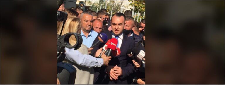 Balliu miting para gjykates, mijëra qytetarë në mbështetje të tij (VIDEO)