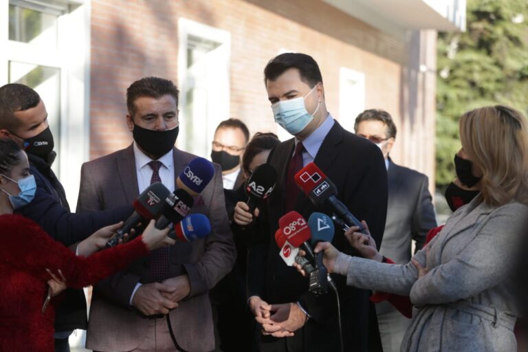 Basha me kreun e Mitrovicës, Bahtiri sulmon “rilindësit” e Ramës: Shpifjet e ulëta me qëllime politike s’e prekin Bashën