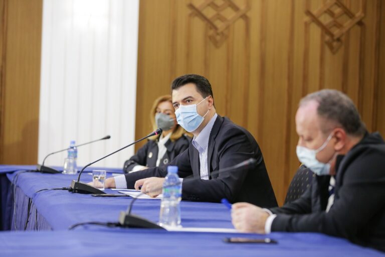 Basha pas takimit me mjekët: Folën pa doreza për skemën e manipulimit të së vërtetës me viktimat e COVID