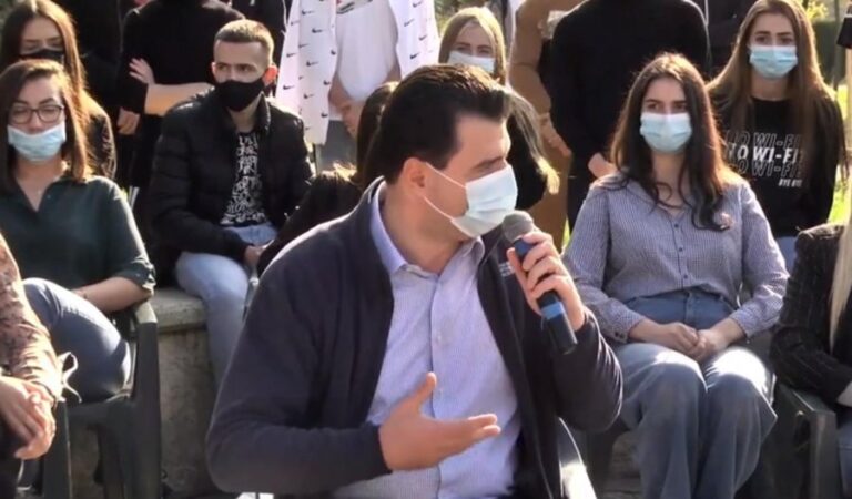 Basha me studentët, i këshillon për distancën: Kam mbi 1 muaj pa i parë prindërit, e bëj për t’i ruajtur. Kjo pandemi i hoqi maskën kësaj qeverie