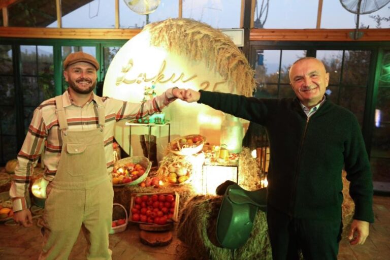 FOTO/ Presidenti Ilir Meta uron Bes Kallakun për ditëlindje