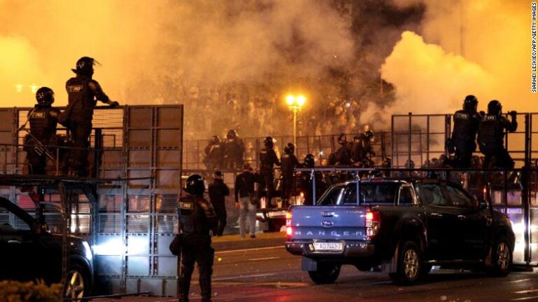 Protesta të dhunshme në Bjellorusi, ndalohen dhjetëra demonstrues, gaz lotsjellës dhe plumba gome