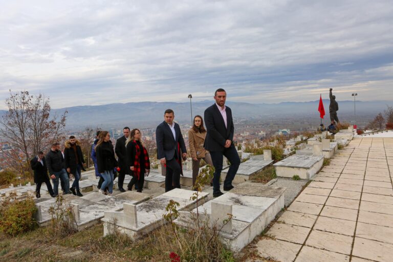 Braimllari: Varrezat e Dëshmorëve në Korçë i ka mbuluar “ferra” nga papërgjegjshmëria e Bashkisë