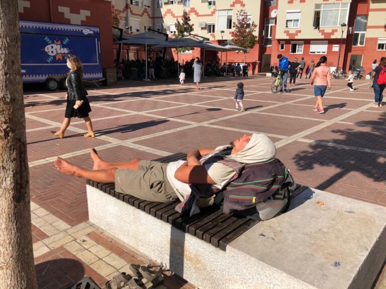 Një turist i ”çuditshëm”, merr rreze dielli tek Pazari i Ri