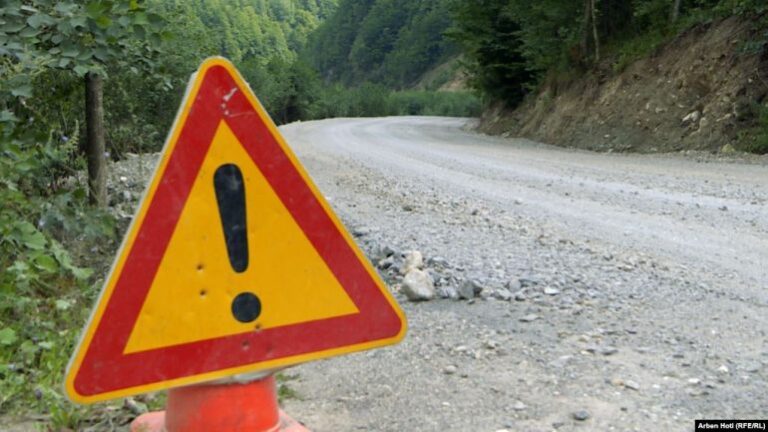 Arrihet marrëveshje për ndërtimin e rrugëve që kalojnë në zonën e Manastirit të Deçanit