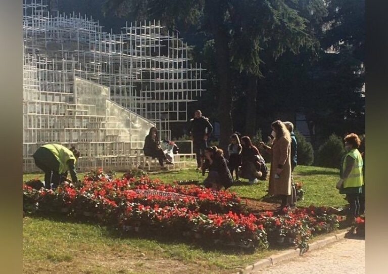 FOTO virale në Tiranë/ Ja si funksionon propaganda