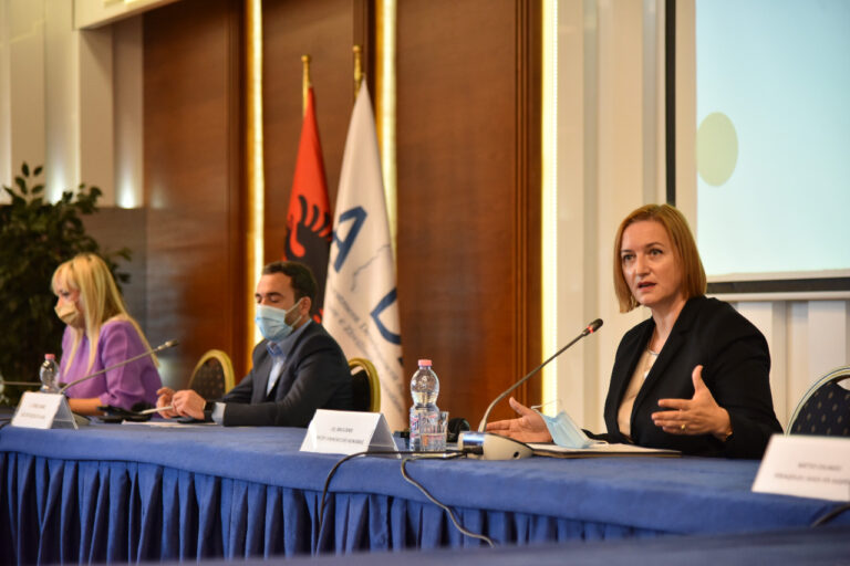 Forumi i dialogut “Aksesi në Financë”, Denaj: Më shumë mundësi për nxitjen e kreditimit me skemat e garancive dhe granteve