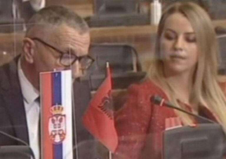 Deputeti vendos flamurin shqiptar në kuvendin serb, Bërnabiçi e Daçiçi i kërkojnë ta largojë
