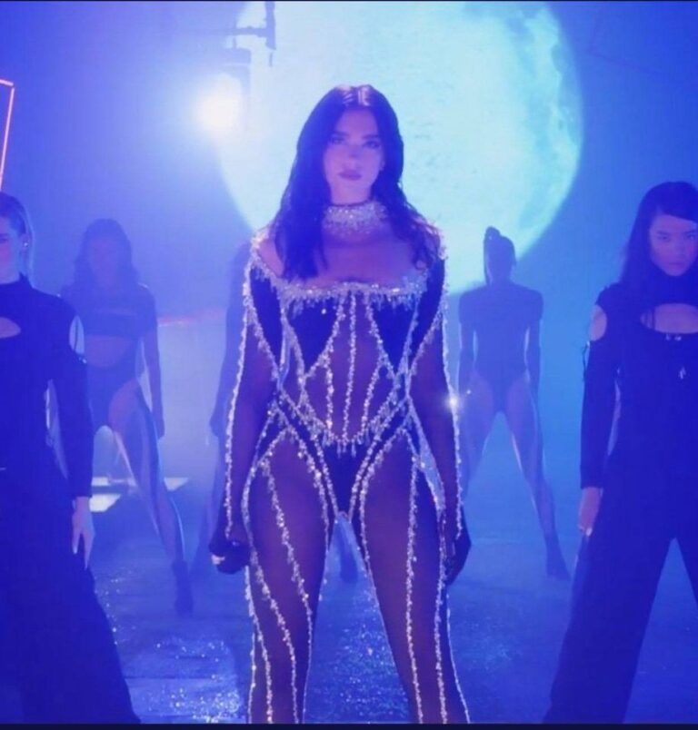 Dua Lipa ”rishpik” koncertin përmes Studio 2054