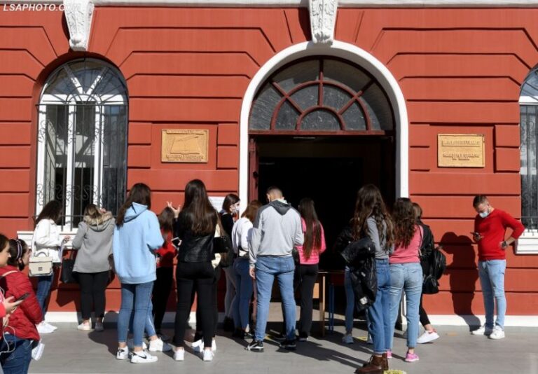 Universitet/Mësimi vijon online, por dokumentet dorëzohen dorazi