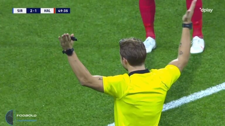 Japonezi shënon golin e jetës, por arbitri suedez ja anulon dhe i kërkon falje (VIDEO)