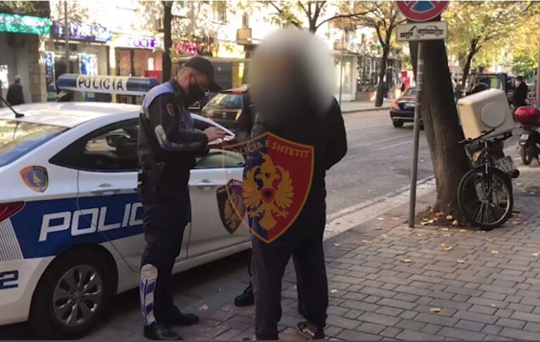 Pa maska në rrugë/Policia gjobit 468 qytetarë, por edhe 20 pronarë lokalesh