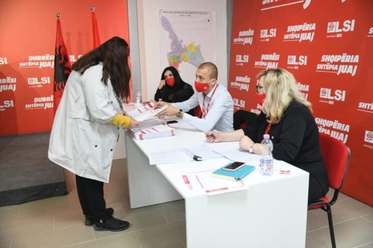 FOTOLAJM/ Zgjedhjet në LSI. Gruaja voton për fitoren