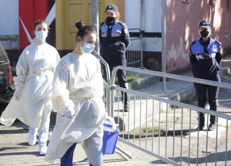 Rriten sërish shifrat/ 12 viktima dhe 832 raste të reja në 24 orët e fundit