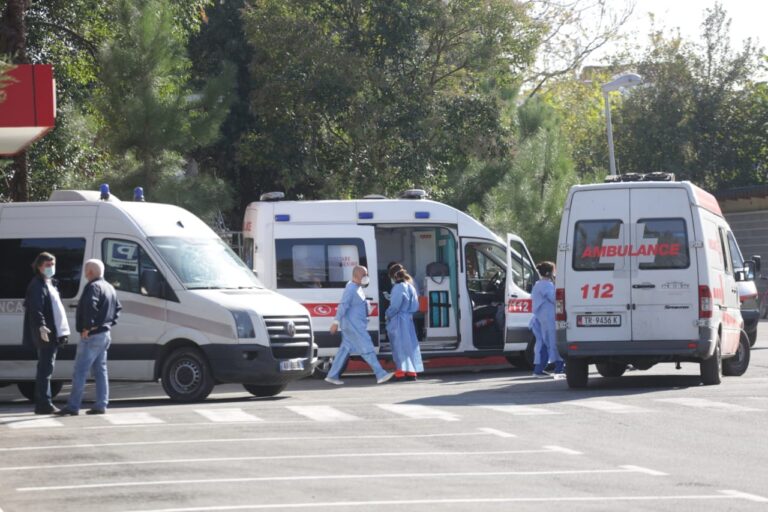 Situata e qetë tek spitali Infektiv, familjarët presin në ankth pas kangjellave