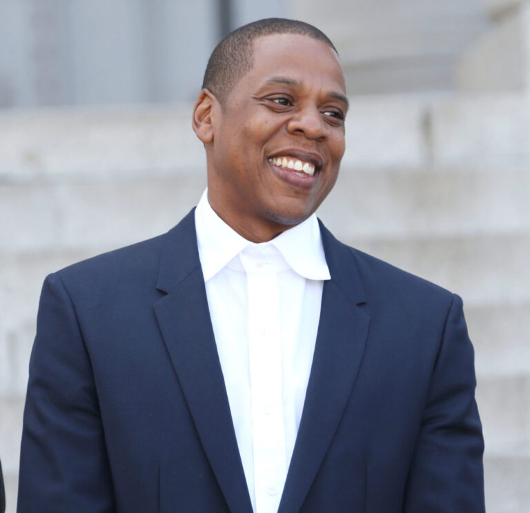 Një vajzë hyn pa biletë në avion për të parë Jay Z, por përfundon në prangat e policisë