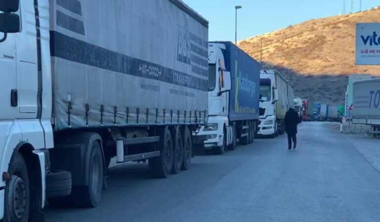 Shoferët e kamionëve në Kapshticë: Nuk na kanë njoftuar! Kthimi drejt një pike tjetër kufitare ka kosto të madhe