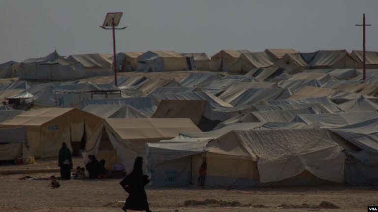 Qindra sirianë largohen nga kampi famëkeq i Al-Hol që menaxhohet nga kurdët
