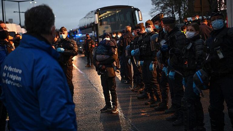 Çmontohet kampi në Paris, strehë e 2.400 emigrantëve