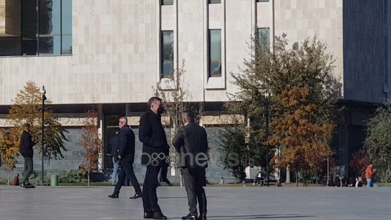 Video/ Nga karantina në sheshin “Skënderbej” Blendi Klosi fiton betejën me covid-19