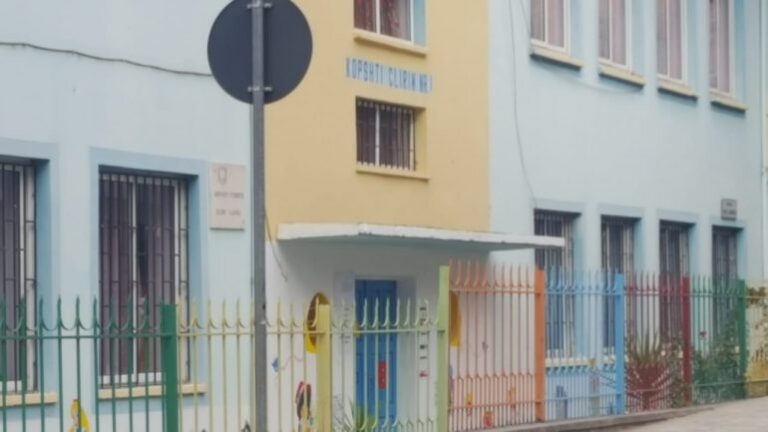 Mbyllet kopshti në Berat, 5 edukatore në karantinë me shenja infektimi, prindërit të frikësuar