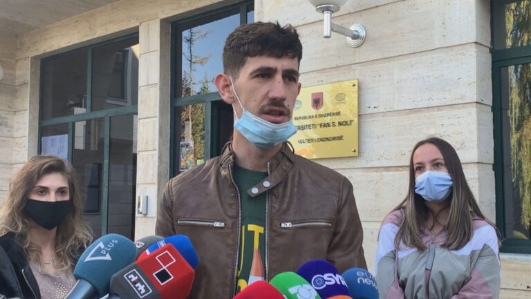 Në Korçë studentët kërkojnë rikthim në auditorë