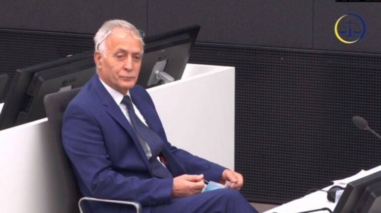 Jakup Krasniqi del para gjykatës Speciale në Hagë, i lexohen aktakuzat