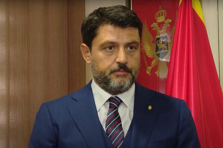 Mali i Zi, kritika komisionerit Varhelyi pas dëbimit të Ambasadorit serb