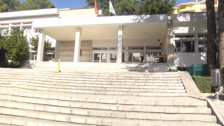 Mungesa e studentëve, mbyllen nga tre degë në universitetet e Gjirokastrës dhe Elbasanit
