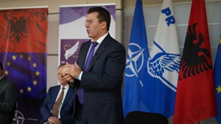 Takim me strukturat e PR-së në Vlorë/Mediu: Rama mbështeti grupet kriminale dhe kanabisin
