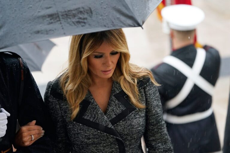 Dalja e parë pas zgjedhjeve. Melania ”harron” Trump, fotografohet krah…(FOTO)