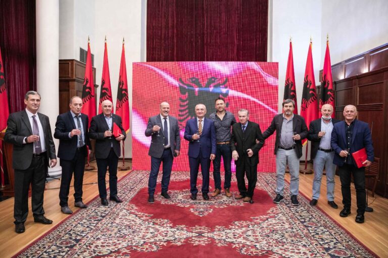 Presidenti Meta dekoron 7 ish-futbollistët e njohur të KF Tirana me titullin “Mjeshtër i Madh”