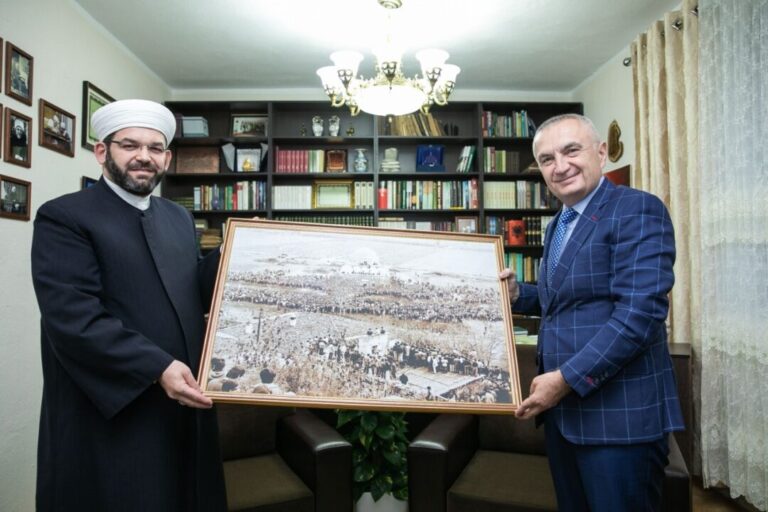 Presidenti Meta: Frymëzuese lutja e Hafiz Sabri Koçit, që zullumqarët të falimentojnë dhe të paguajnë hakun
