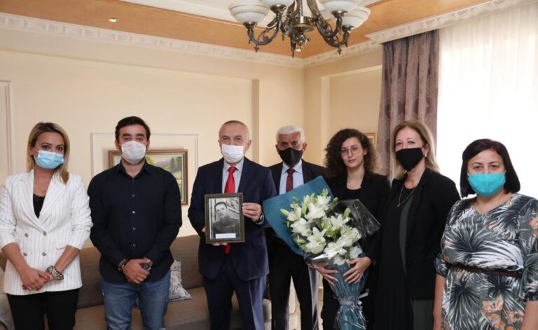 Meta viziton familjen e Heroit të Popullit: Nderim të gjithë Dëshmorëve, të cilët dhanë jetën për Çlirimin e Tiranës