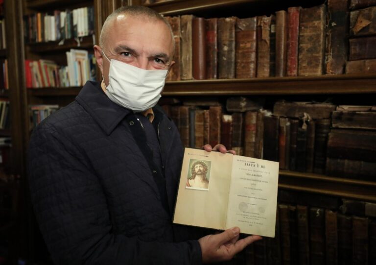 Meta viziton bibliotekën e Manastirit të Shën Gjon Pagëzorit: Dhiata e Vjetër e përkthyer nga Kristoforidhi, pararendësja e Alfabetit shqip