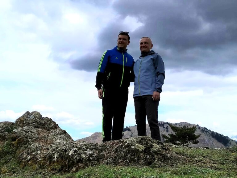 “Foto e javës” nga politika që po bëhet hit në rrjetet sociale