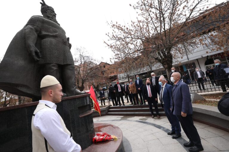 Presidenti Meta në Dibër të Madhe, përulet para shtatores së Skënderbeut: Vepra e tij përherë frymëzuese për të kapërcyer çdo sfidë