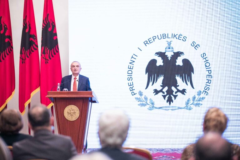 Presidenti Meta vlerëson me tituj nderi sportistet shqiptare: E ngritën Flamurin Kombëtar mbi të tjerët