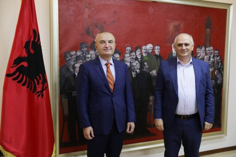 Presidenti Meta pret në takim kryetarin e Komunës Dibër e Madhe: Dibranëve do t’u këndojnë pushkët, sa herë ta kërkojë Atdheu