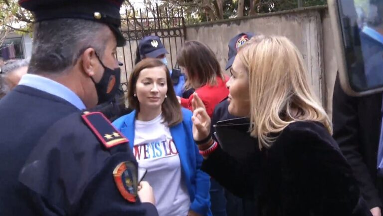 Tension/Policia ndërhyn në takimet e Kryemadhit: Do ja çjerr maskën Ramës (VIDEO)
