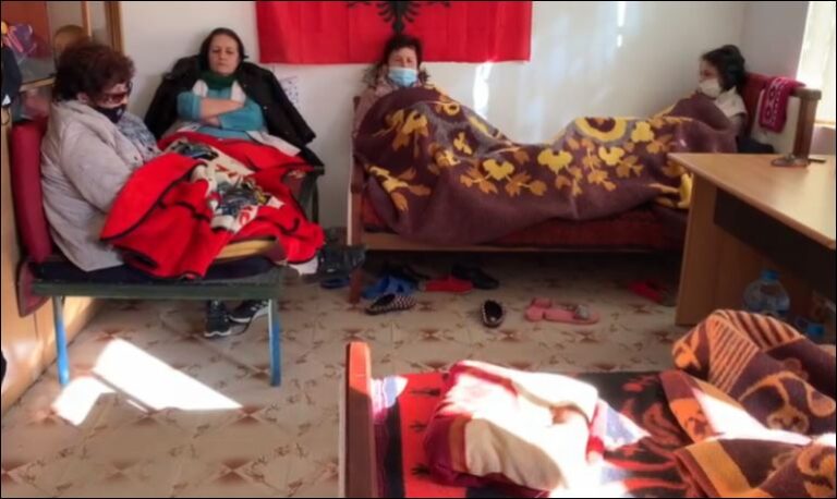 Naftëtaret e Ballshit vijojnë rezistencën, në ditën e 18 të grevës së urisë: Nuk tërhiqemi, duam pagat e fituara me gjyq!