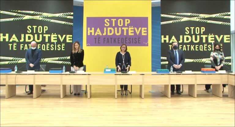 1 vit pas tërmetit/ Shumë premtime, pak rezultate. PD: Qeveria po e përdor fatkeqësinë për të vjedhur