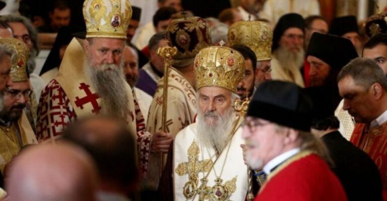 Covid-19 bën namin në funeralin e peshkopit Amfilohije, infektohet edhe figura kryesore e Kishës Ortodokse Serbe