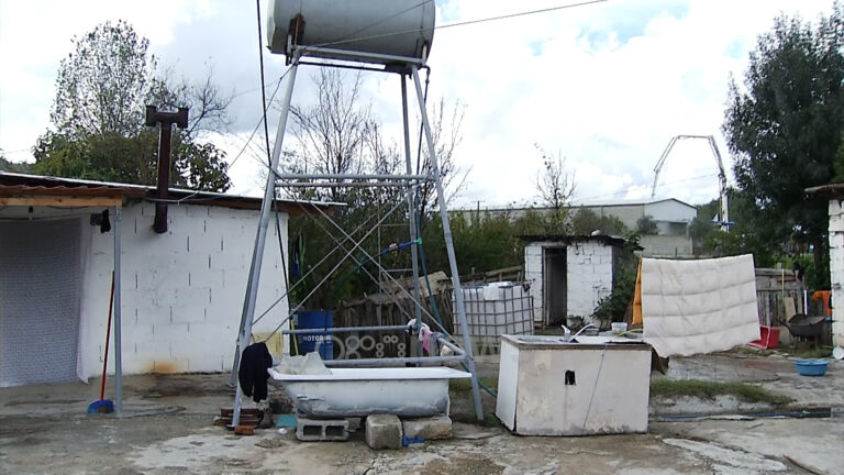Pa asnjë ndihmë pas tërmetit, katër anëtarë të familjes Uku jetojnë në një dhomë të shkatërruar