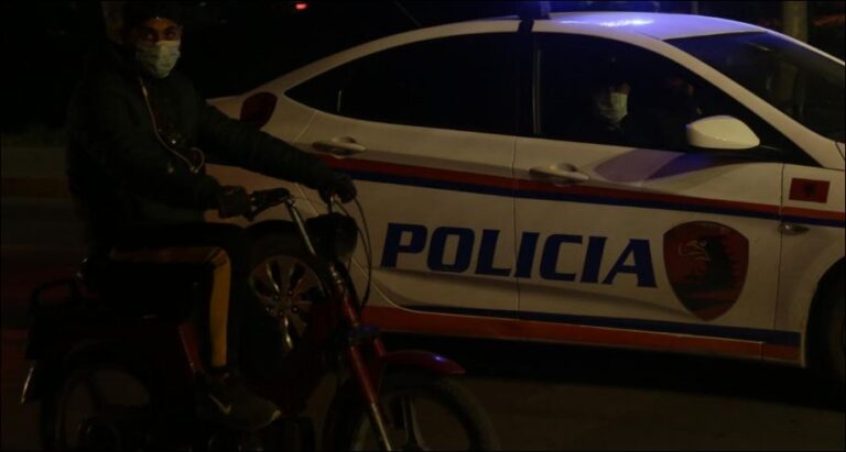 Makinë me logo televizioni dhe nuk bindet urdhrit të policisë, në kërkim shoferi në Gjirokastër