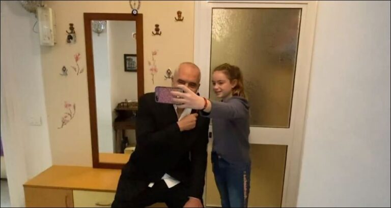 “A do ta bësh një foto me mbretin?” Batutat e Ramës me vajzën në Durrës