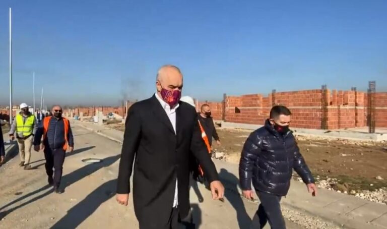 Lagjja e re e rindërtimit në Fushë-Krujë/ Rama: Kapakët e kabinave bëjini me ngjyra (VIDEO)