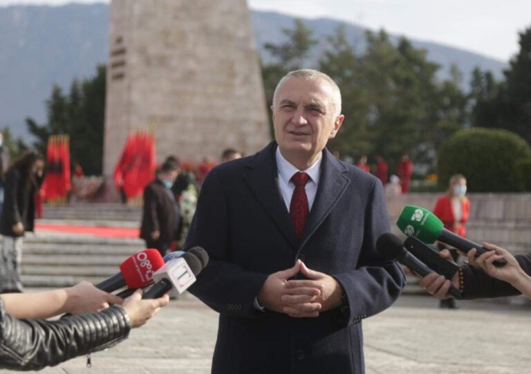 Presidenti Meta: 29 nëntori është fakt historik! Qytetarët të marrin fatet e tyre në duar