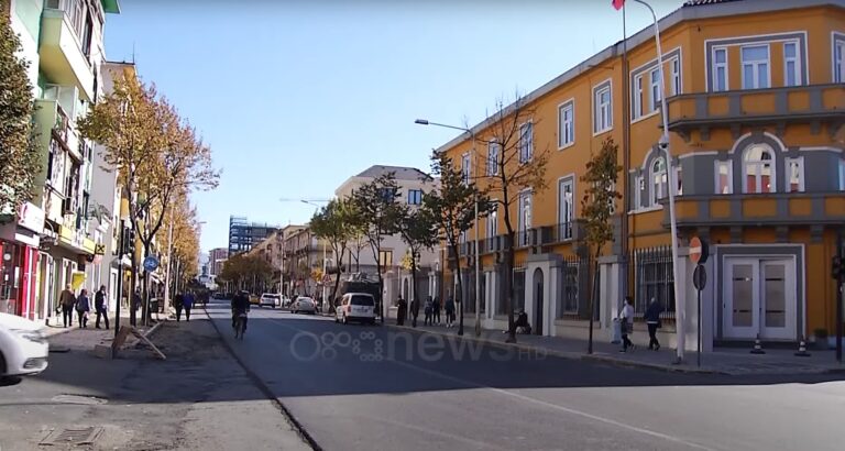 Tiranë: Sërish punohet në “Rrugën e Durrësit” i hoqën korsitë e biçikletave dy muaj pas investimit
