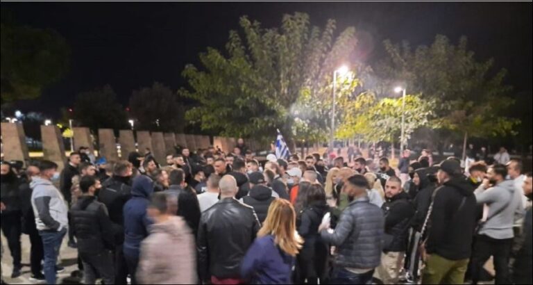 Rritja e rasteve, të rinjtë në Selanik tubim pa maska dhe pa distancë kundër mbylljes totale